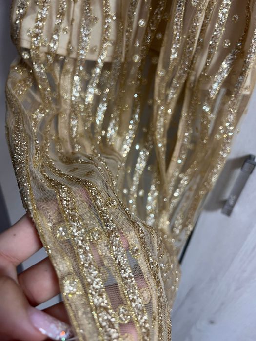 Rochie lunga , aurie , crapata pe picior
