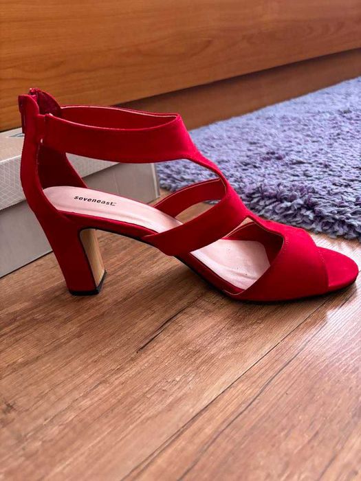 Червени обувки сандали