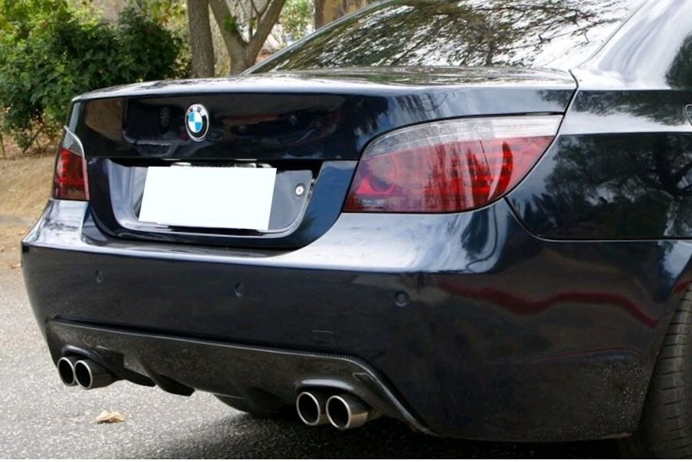 Difuzor bara spate prelungire lip compatibil BMW Seria 5 E60  E61  negru lucios montare plug and play