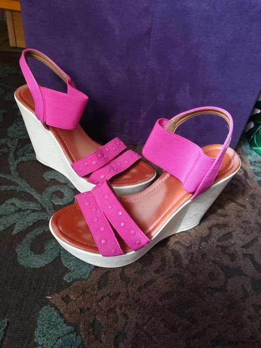 Запазени сандали на платформа