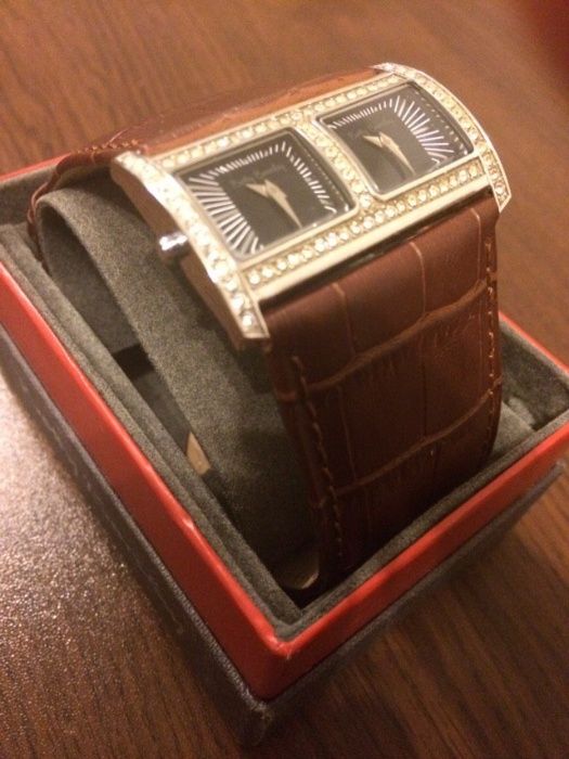 Часовник Betty Barclay с камани Swarovski