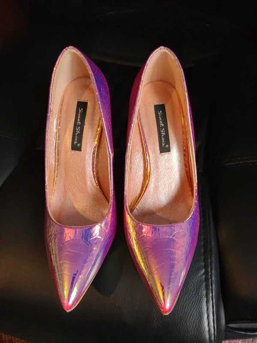 Stiletto marimea 36, stare f buna, multicolori