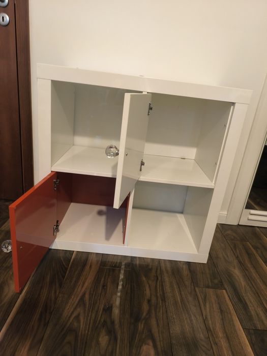Шкаф IKEA KALLAX 2×2 с вратички – много добро състояние