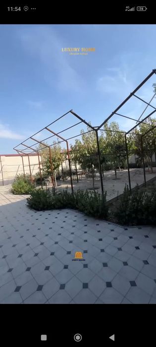 Дом уютный с участком фруктовыми деревьями.