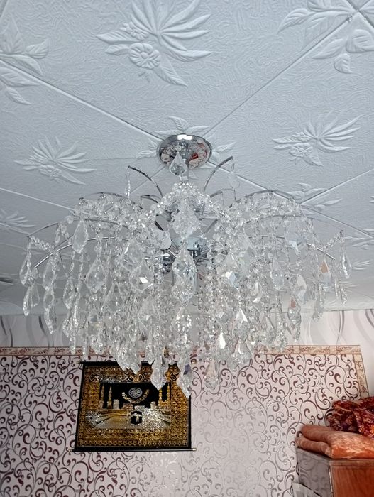 Подам .люстру на 8 ламп.