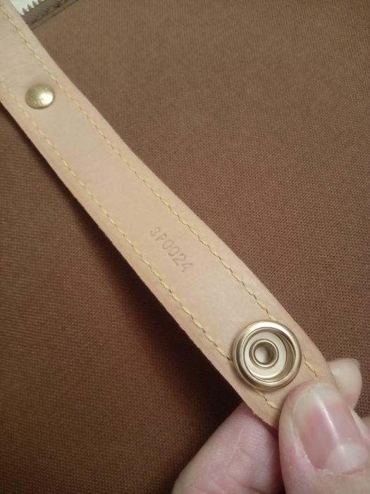 Чемодан Loyis Vuitton.