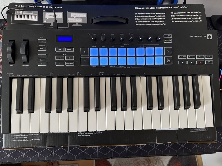 Midi controler Novation Launchkey37 mk4