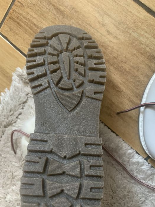 Ghete albe noi , din piele naturala  , imblanite , marine 35