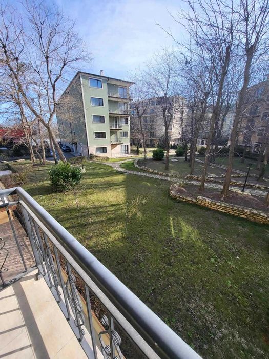 Двустаен под наем в затворен комплекс!