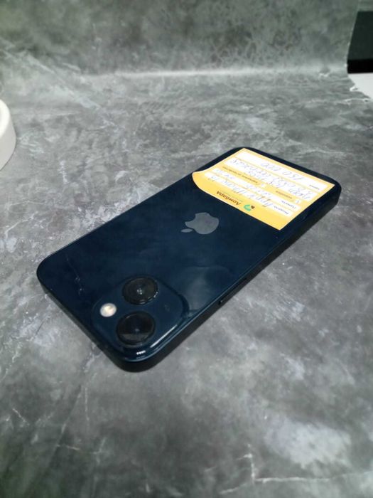 темно-синий смартфон Apple iPhone 13