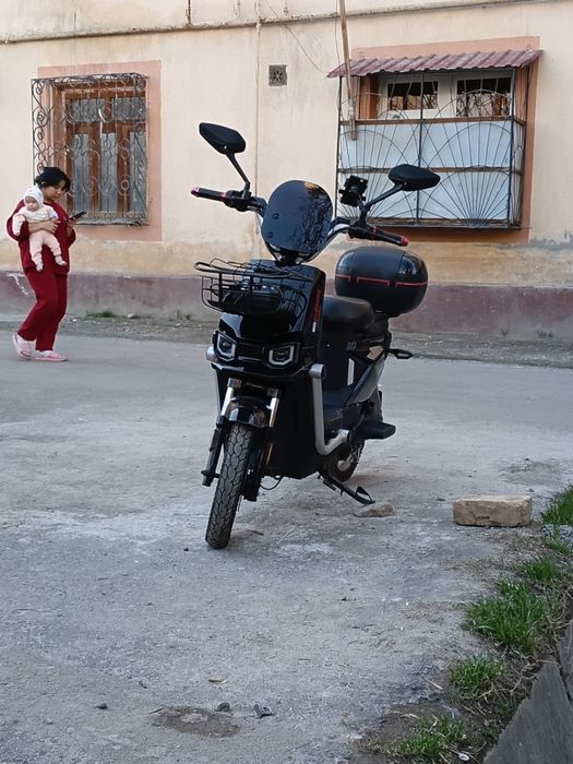Скутр чёрно красный "Globoys"
