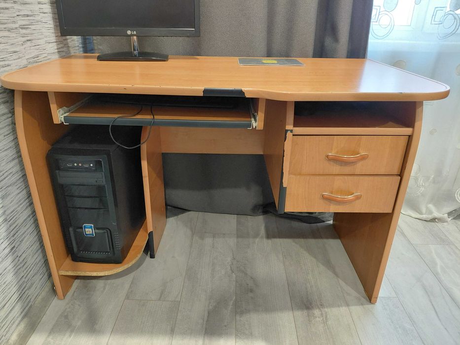 Стол компьютерный / письменный