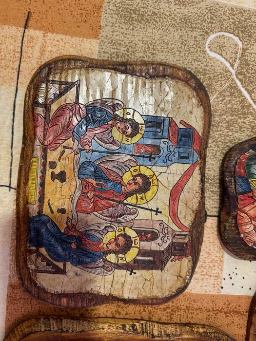 Икони ръчно рисувани върху дърво