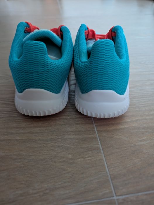 Леки и удобни детски маратонки ADIDAS 32