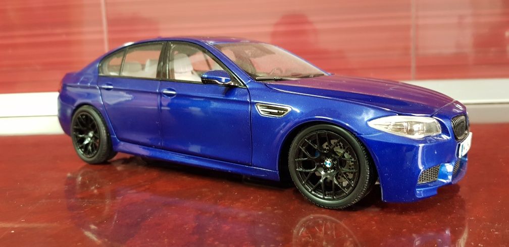 Macheta BMW M5 F10 - Paragon - scara 1:18 Oradea • OLX.ro