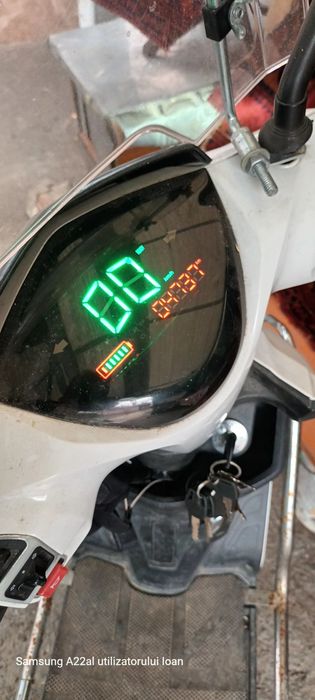 Scuter electric în stare bună și asigurat pe un an