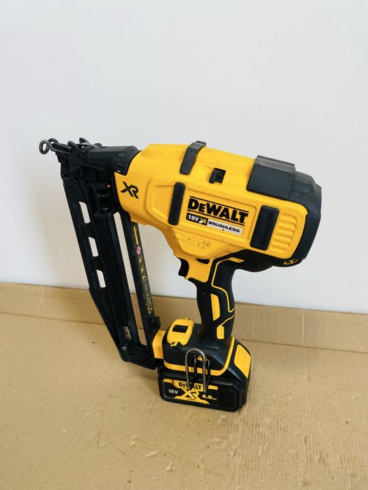 Pistol cuie Dewalt DCN660