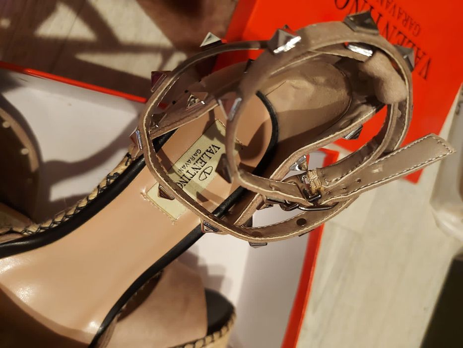 Босоножки на платформе.