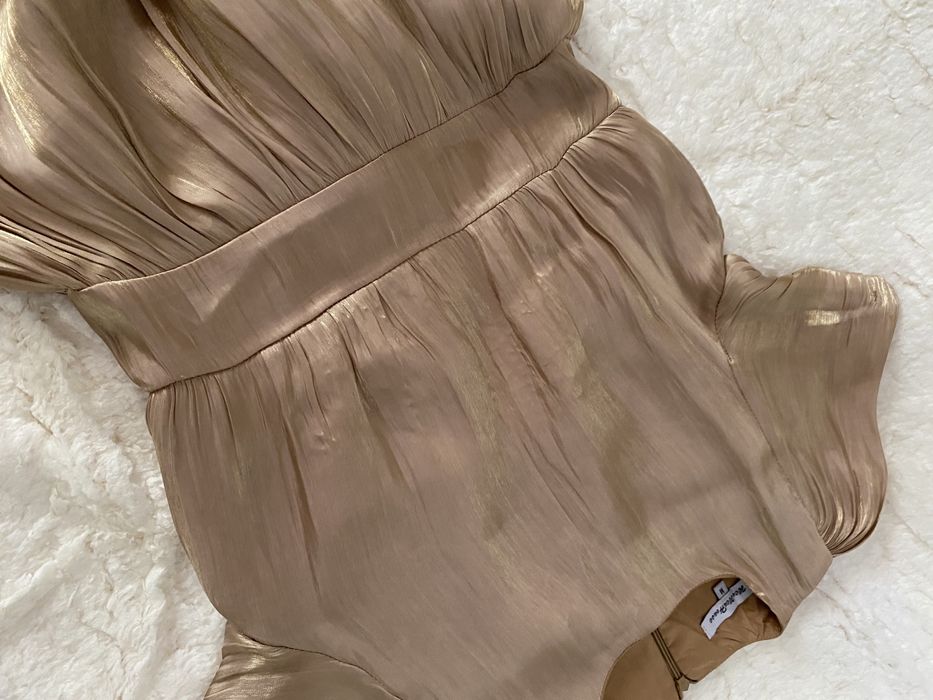 Вечернее платье золотистого цвета