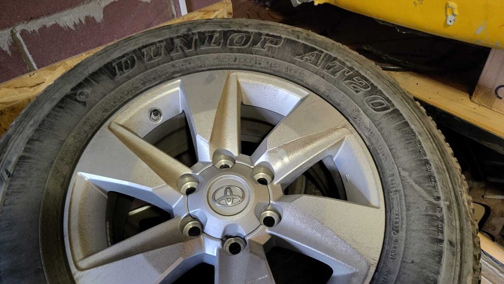 Продам летние шины с дисками оригинал.