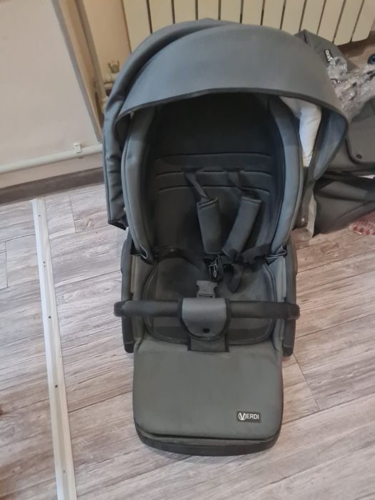 Коляска черная