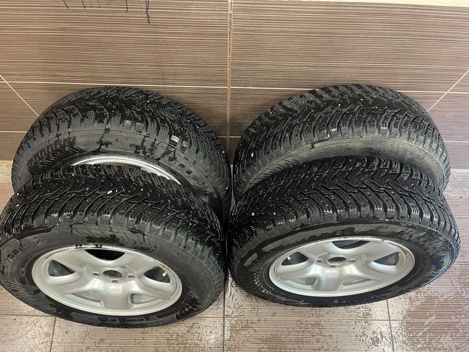 Перфектни 4бр. зимни гуми  Nokian Hakkapelitta 215/70 R16