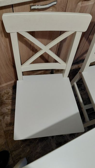 Дървена маса с четери стола.