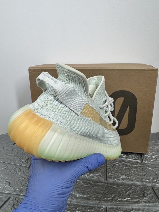Yeezy 350 v2 Boost Hyperspace