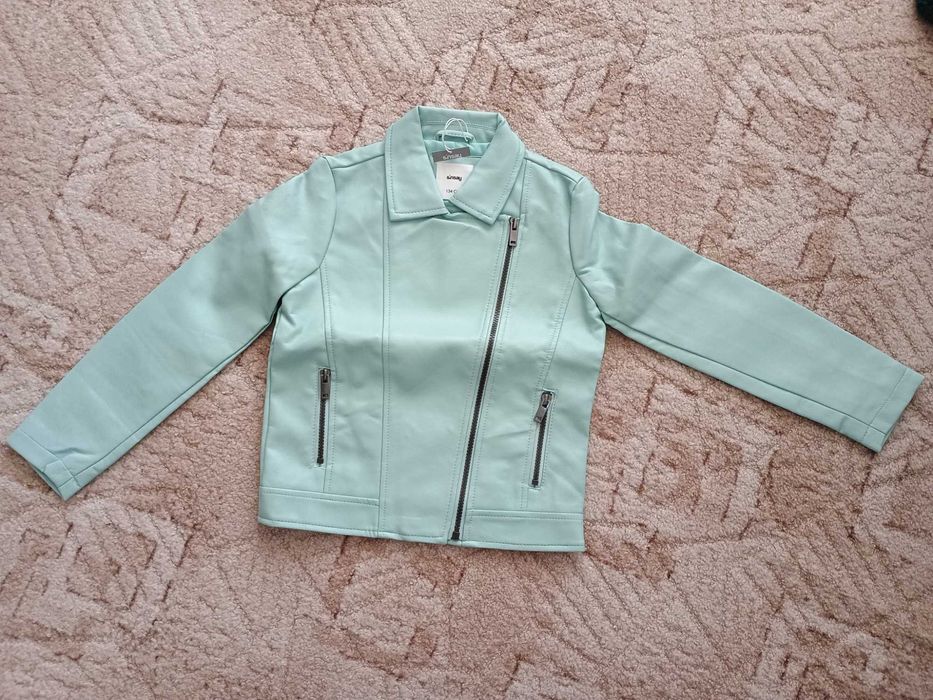 Продавам дрехи за момиче