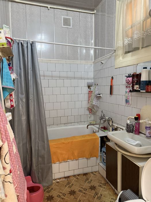 Продаётся квартира чирчик навои 2/2/2/ сталинка чистая можно зайти жит