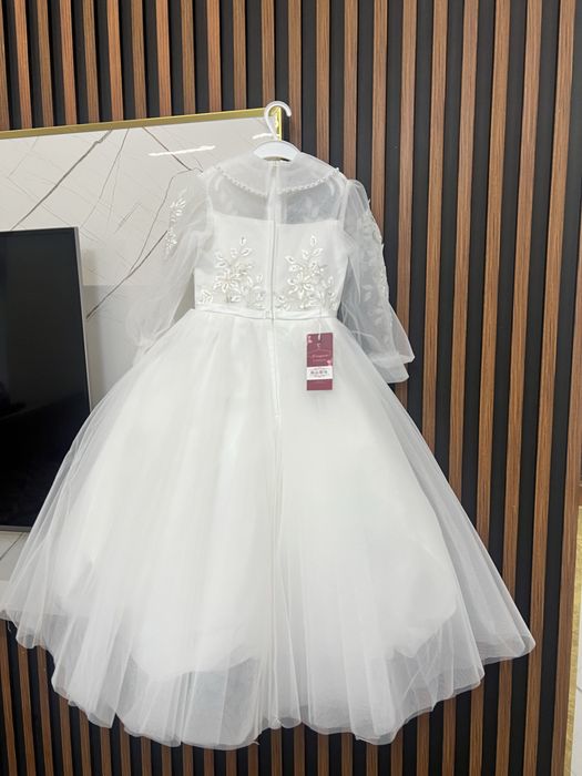 Продаётся нарядное белое платье для девочки