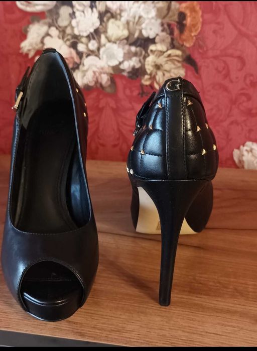 Оригинални обувки Guess