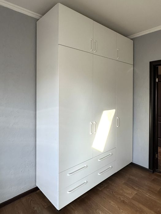 Большой белый шкаф