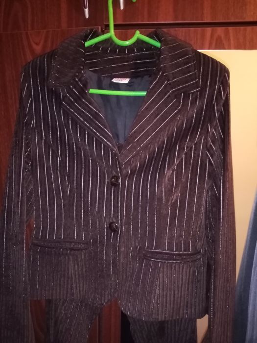 Дамски костюм, плътен.