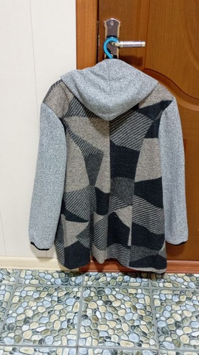 Женская кофта-ветровка  серого цвета