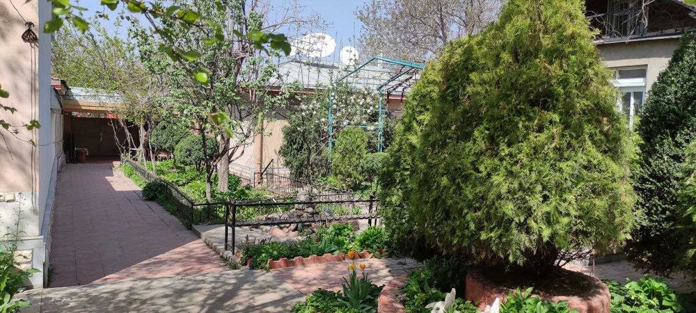 Участок 8 соток в центре.