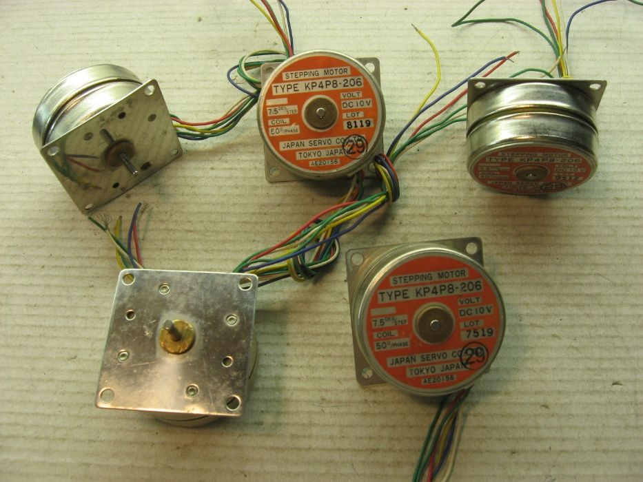 Продавам 5 броя стъпкови микродвигатели на JAPAN SERVO CO., LTD