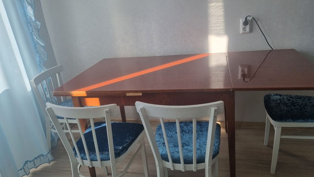 Продам стол и 4 стулья