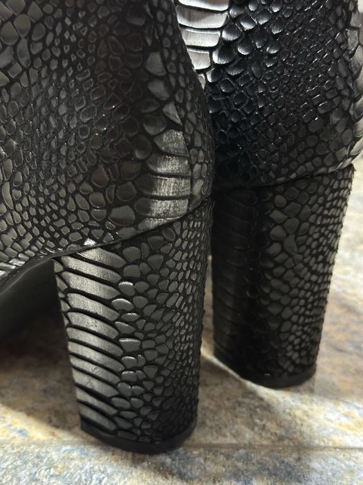 Botine elegante cu eticheta