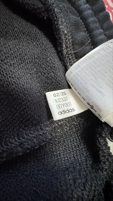 Vand pantaloni scurti Adidas sst negri, marimea M in stare foarte buna.Pret 80 lei