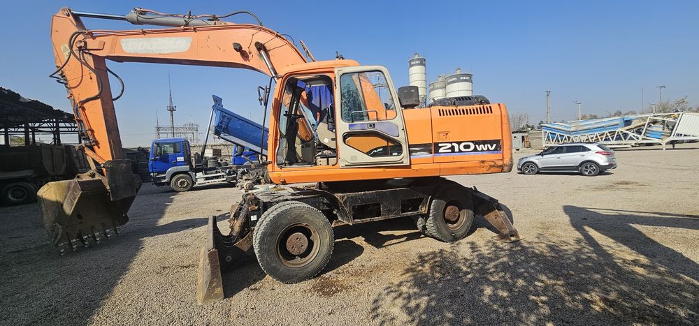 Доосан колёсный эксковатор 210 сотилади холати идеал 2014 йил апарат