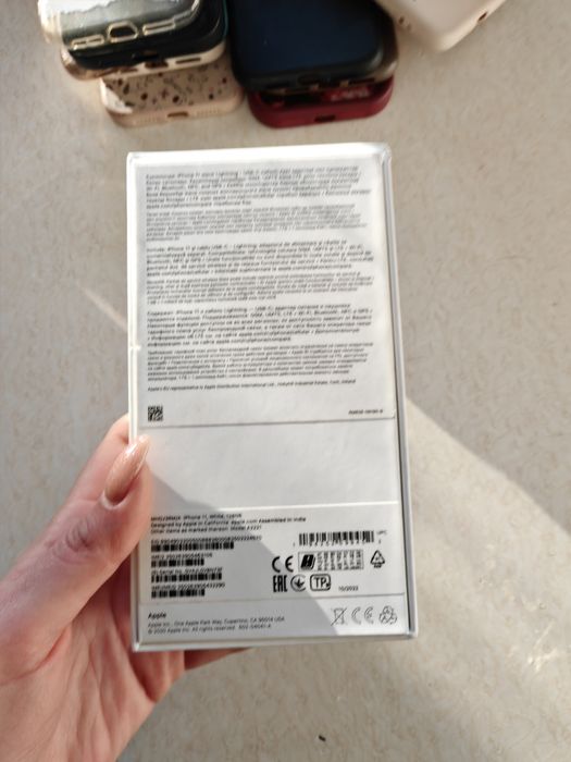 Iphone 11 + подарък 10 кейса и зарядно