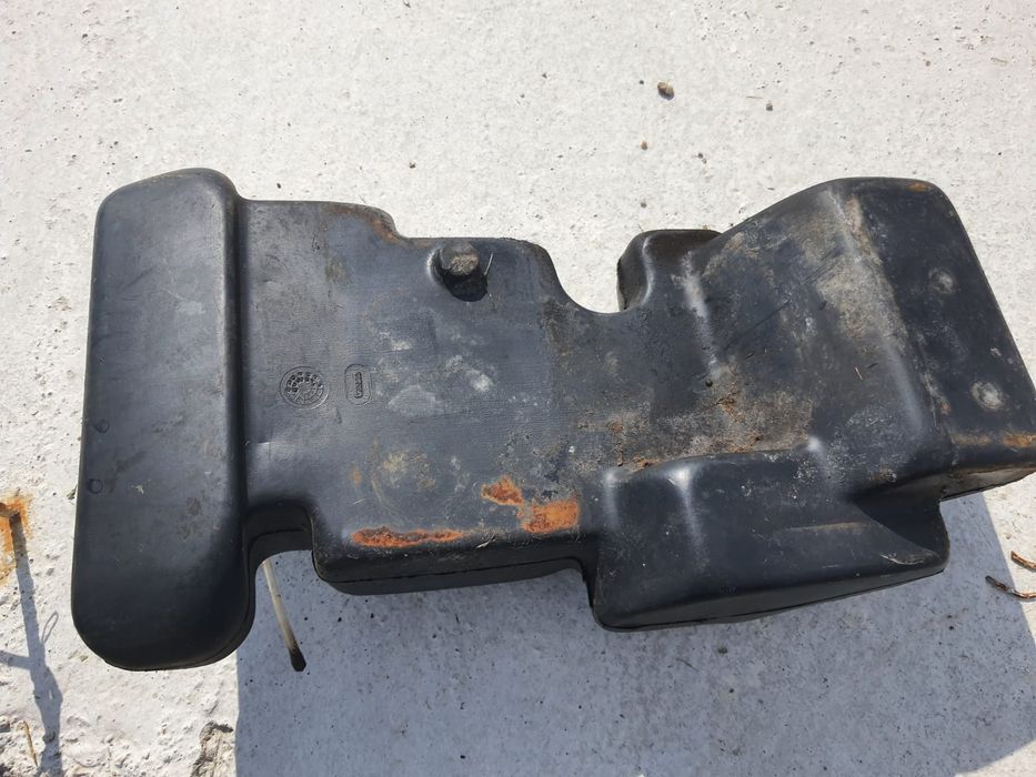 Rezervor tractoras tuns gazon 
Provine de pe un john deer
Cu senzor de