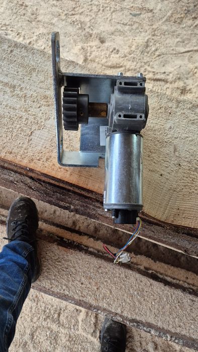 Motor electric 12 V reductor cu pinion