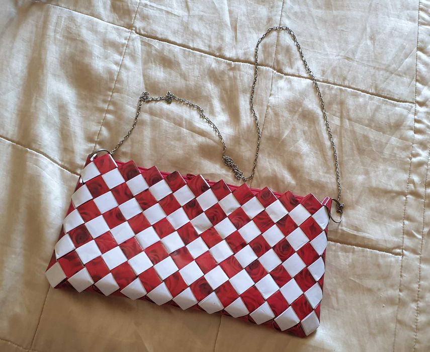 geanta plic ocazii hand made, impletita, alb cu rosu si lant