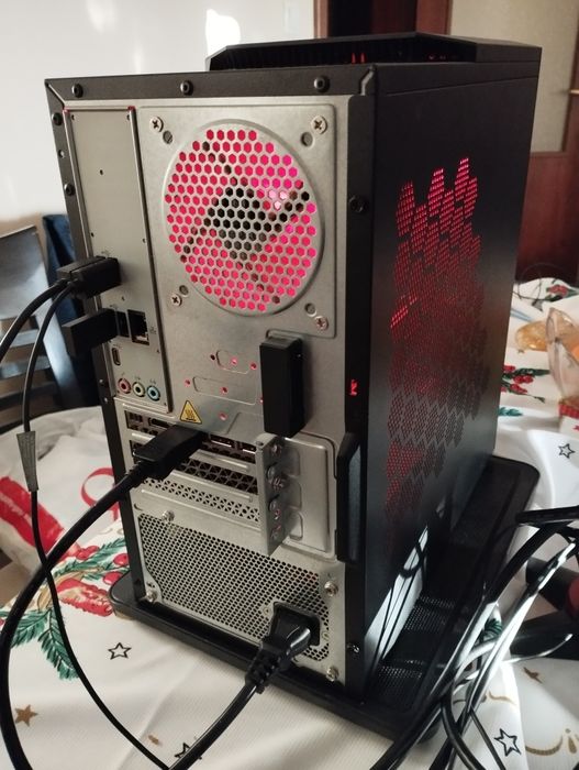 Геймърски компютър Acer Nitro N50-620 в отлично състояние.