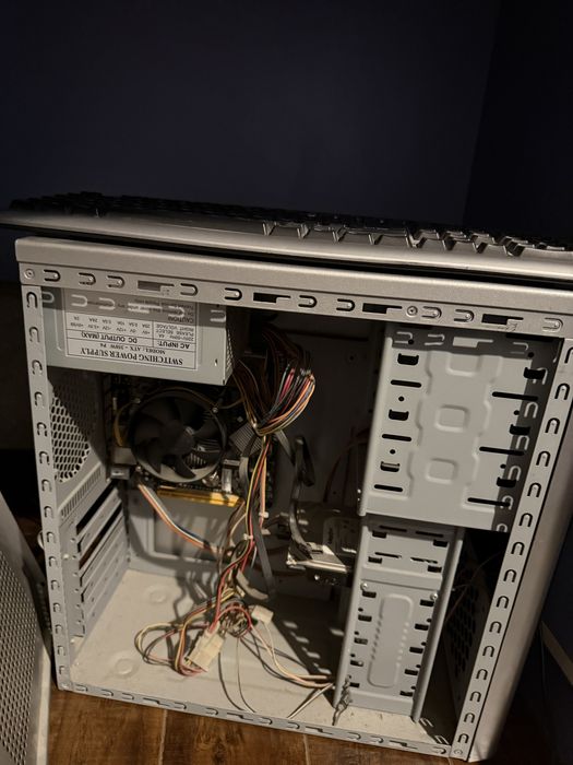 Компьютер с монитором, клавиатура