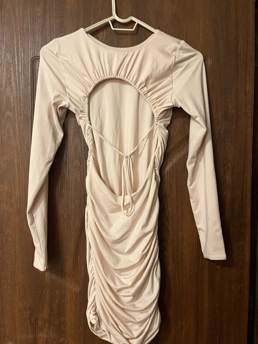 Рокля с гол гръб