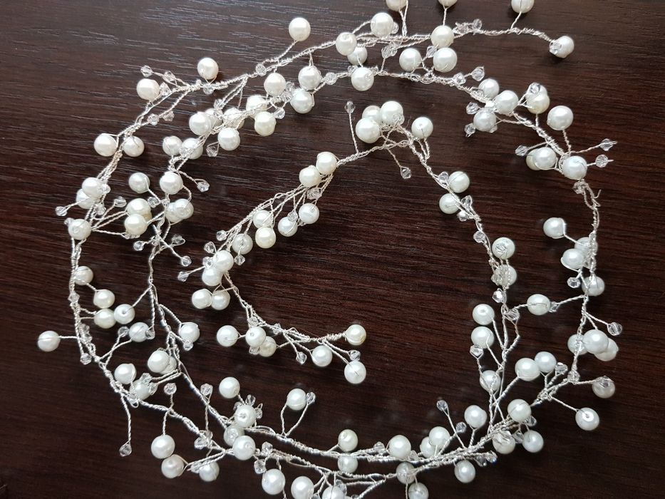 Tiara din perle albe