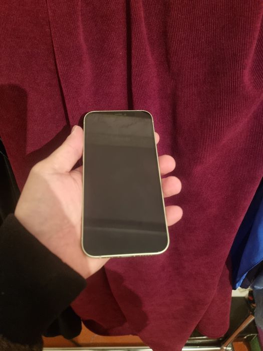 Айфон 12 в хорошем состоянии